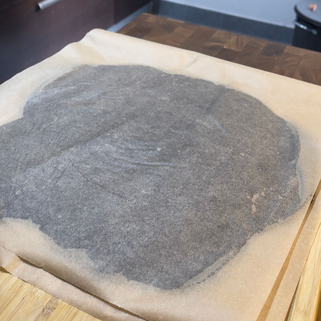 Un pezzo di carta con una sostanza grigia sopra