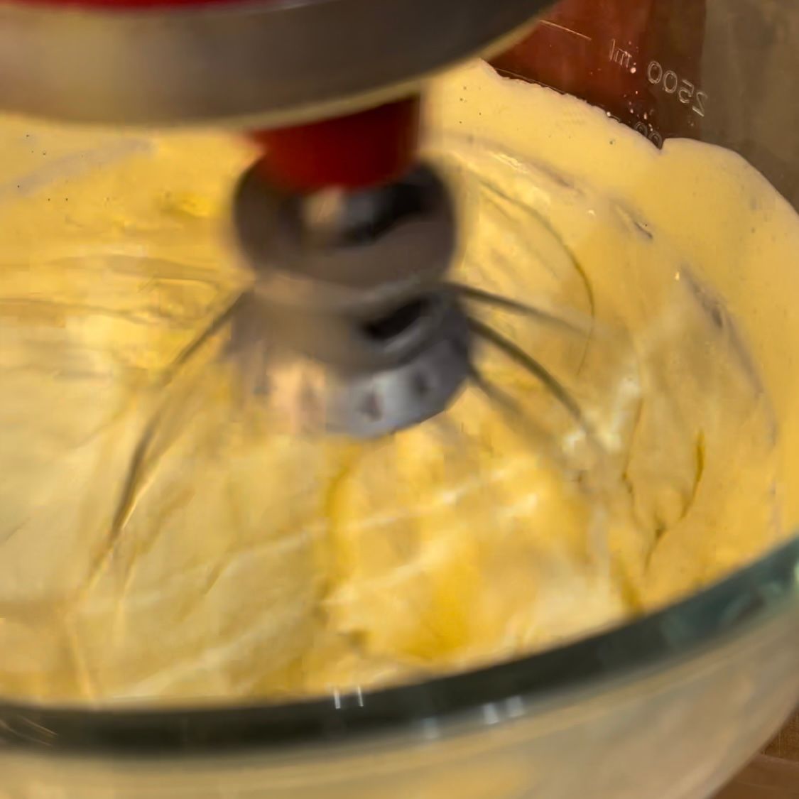 Un primo piano di un mixer in una ciotola di vetro