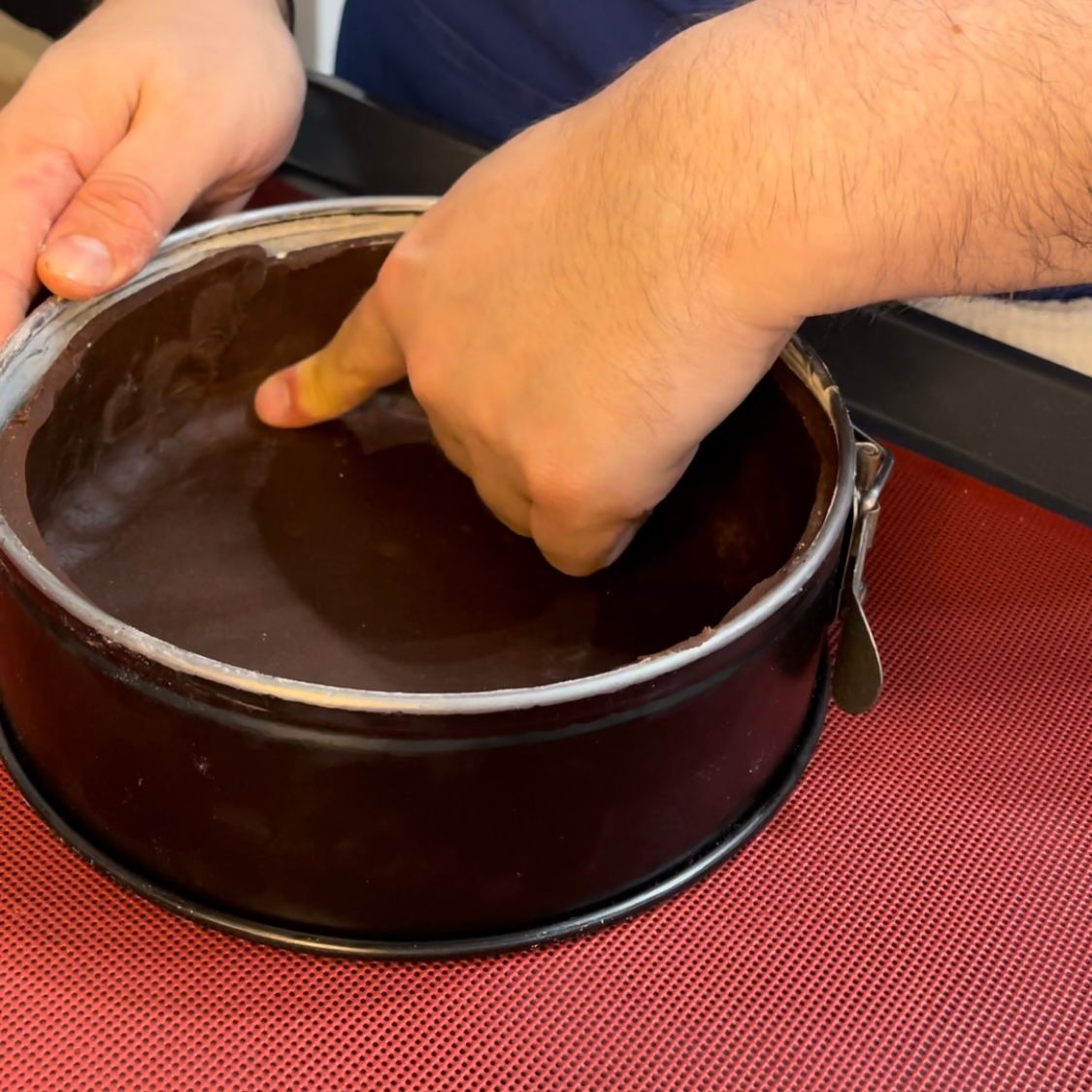 Una persona sta immergendo il dito in una ciotola di cioccolato