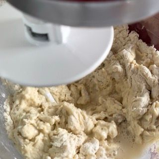 Un mixer mescola una sostanza bianca in una ciotola.