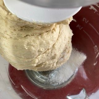 Un primo piano di un impasto mescolato in un frullatore