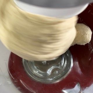 Una persona sta mescolando qualcosa in un frullatore.