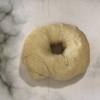 Una ciambella con un buco in mezzo è appoggiata su un tavolo.