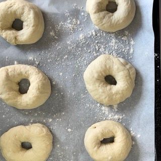 Un mucchio di ciambelle sono appoggiate su una teglia da forno