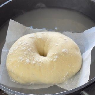 Un bagel è seduto in una pentola d'acqua