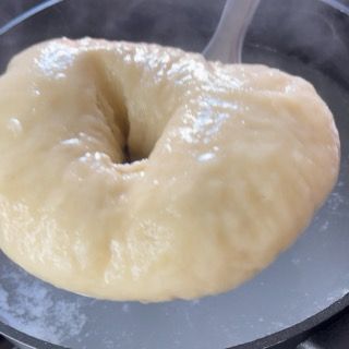 Un primo piano di una ciambella in una ciotola di liquido