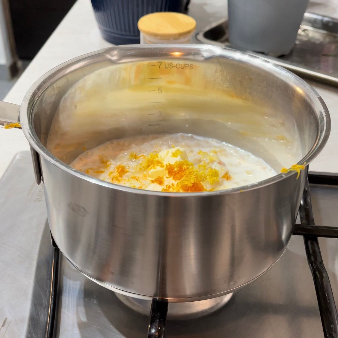 Una pentola di cibo sta cuocendo sul fornello.