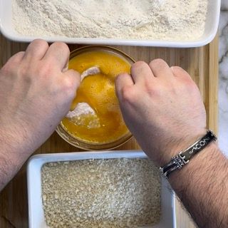 Una persona sta preparando il cibo con un braccialetto al polso