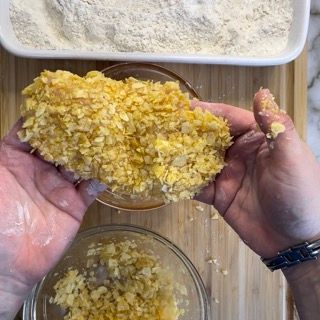 Una persona tiene in mano un pezzo di cibo.