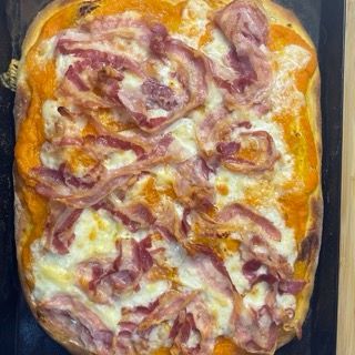 Una pizza con un sacco di condimenti sopra