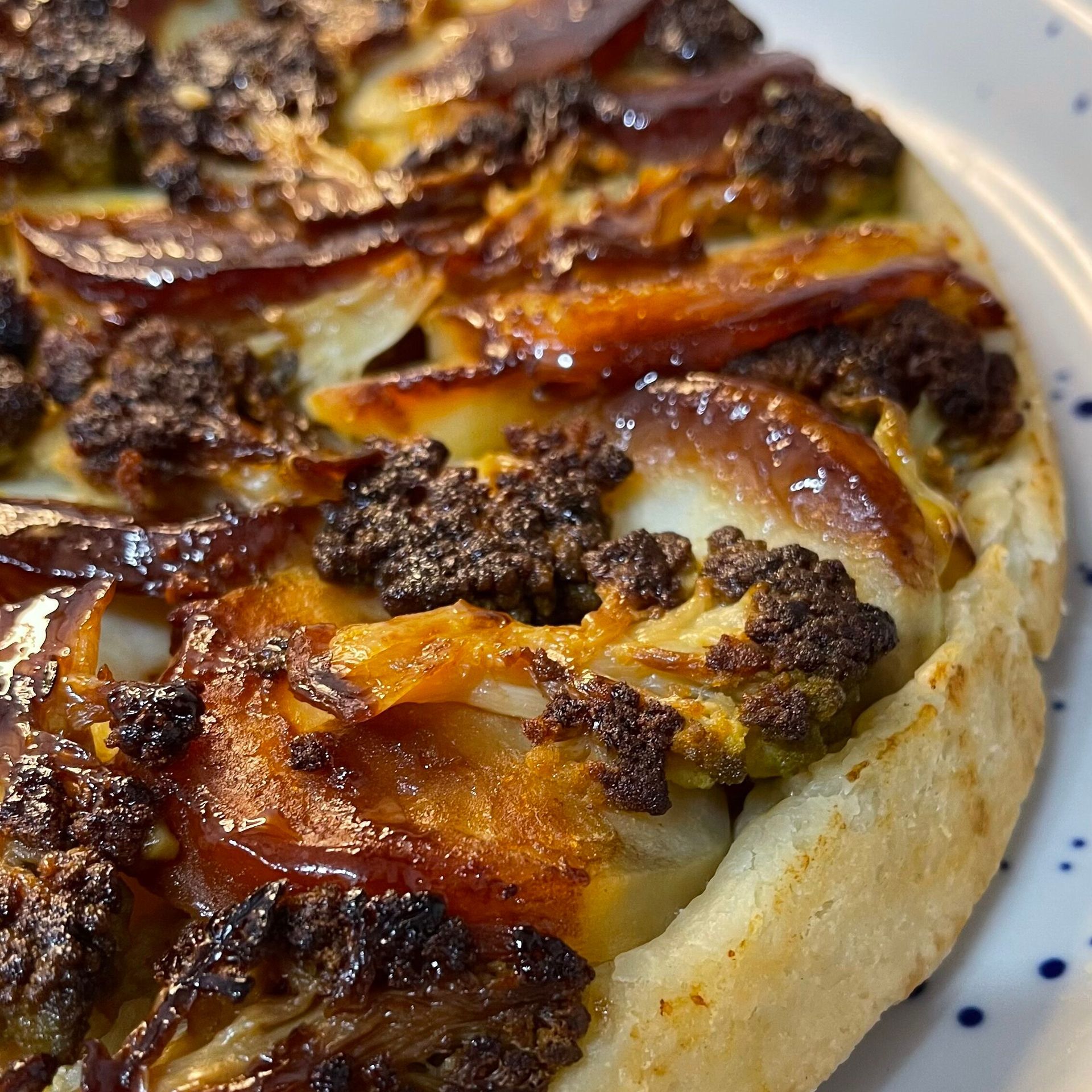Un primo piano di una pizza su un piatto bianco
