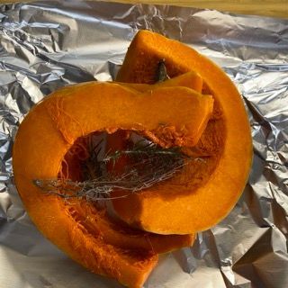 Una zucca è seduta su un pezzo di carta stagnola