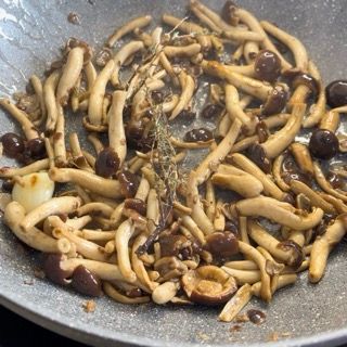 Una padella piena di funghi e cipolle