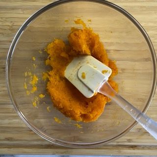 Una spatola è in una ciotola di zucca schiacciata