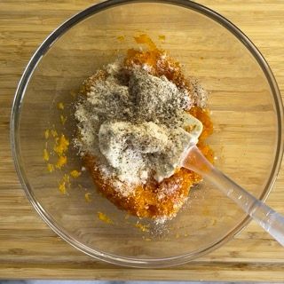 Una ciotola di cibo con una spatola dentro