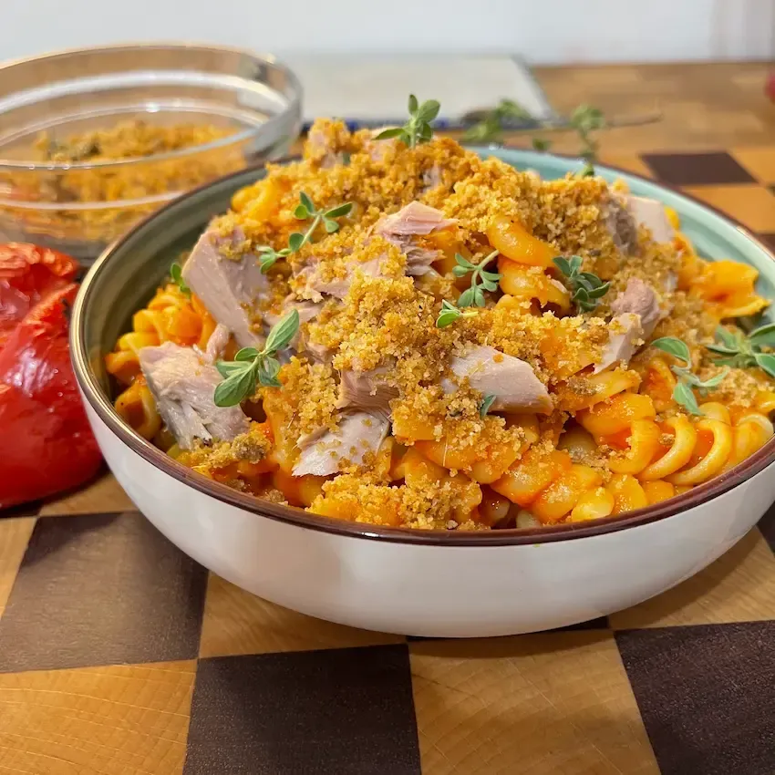 Piatto di pasta alla crema di peperoni vellutata, ideale per chi cerca primi piatti con verdure