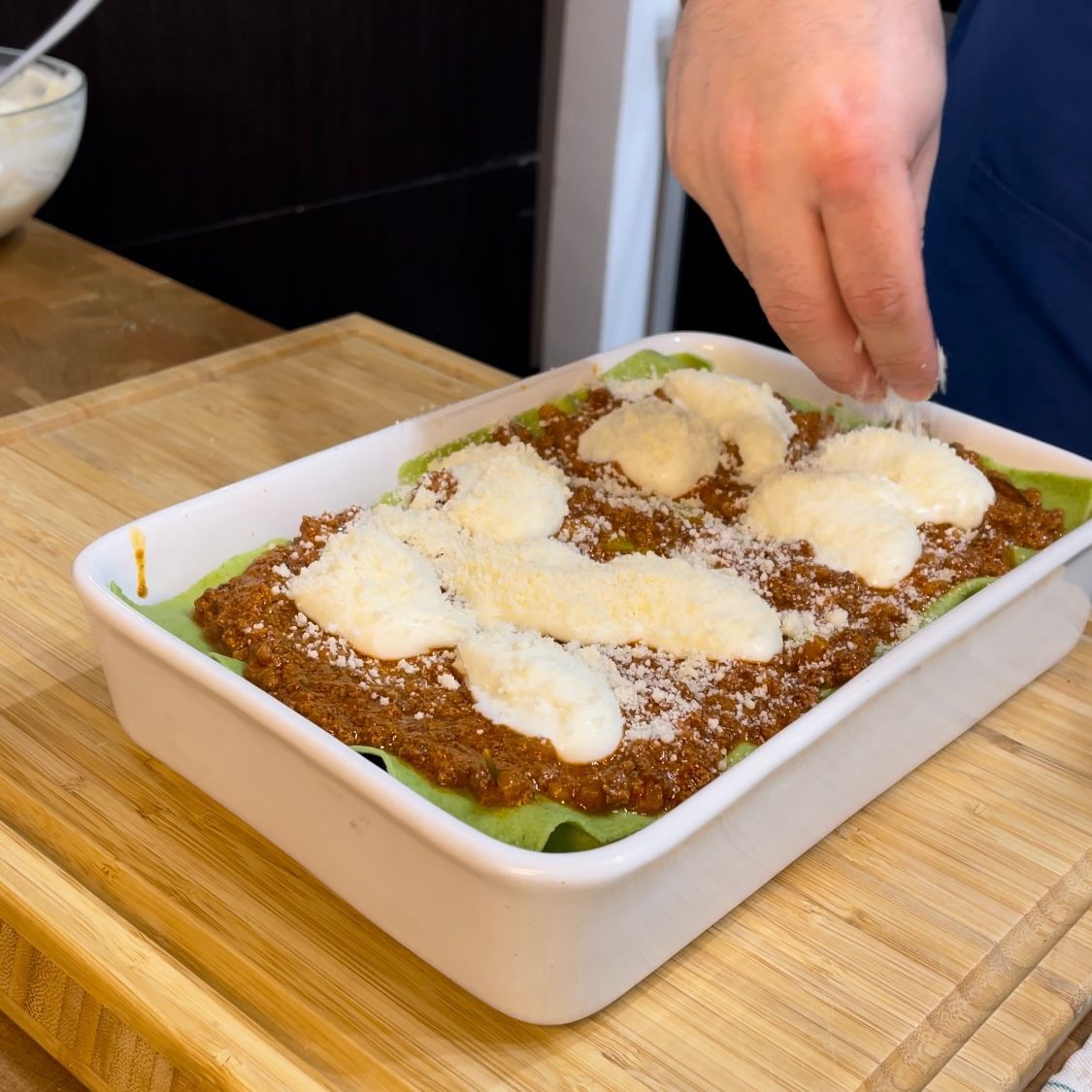 Abbondante Parmigiano Reggiano grattugiato per completare lo strato.