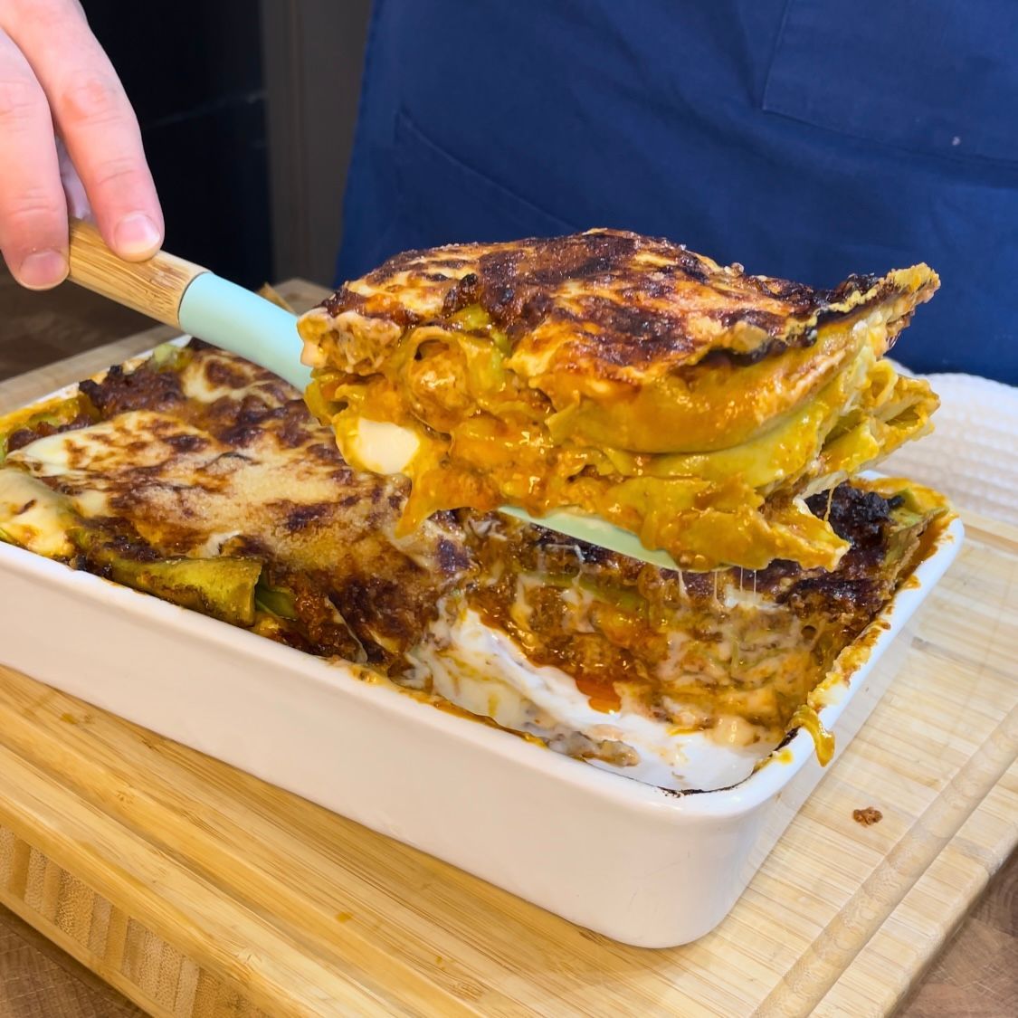 Lasagne appena sfornate, dorate e bollenti, appena tagliate.