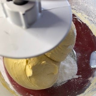 Un primo piano di un mixer con una palla di pastella dentro