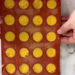 Lo stampo in silicone con la pasta choux in freezer per congelare.