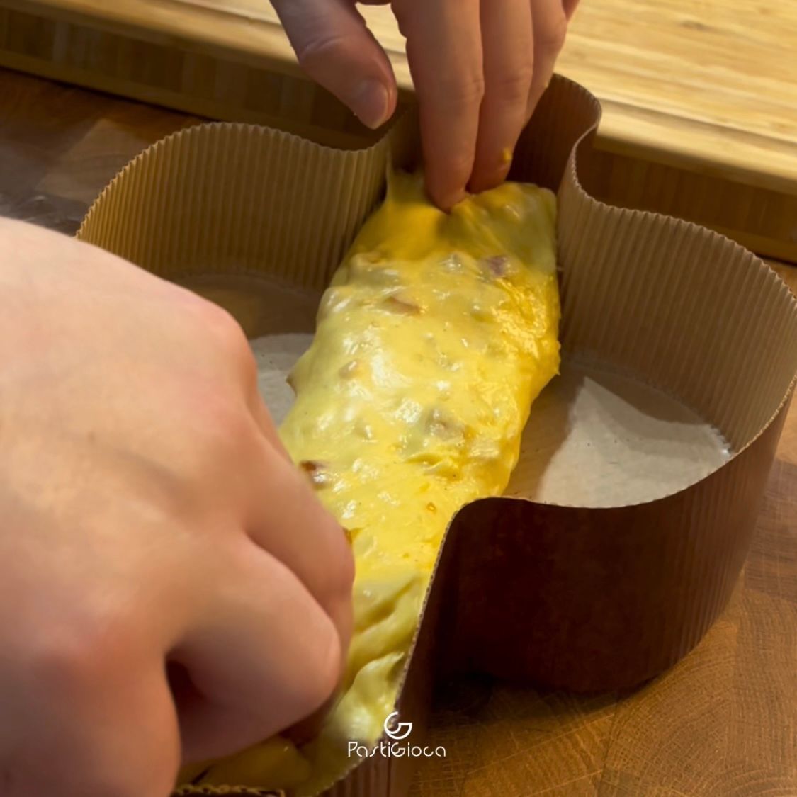 Una persona sta preparando una frittata in una padella a forma di cuore