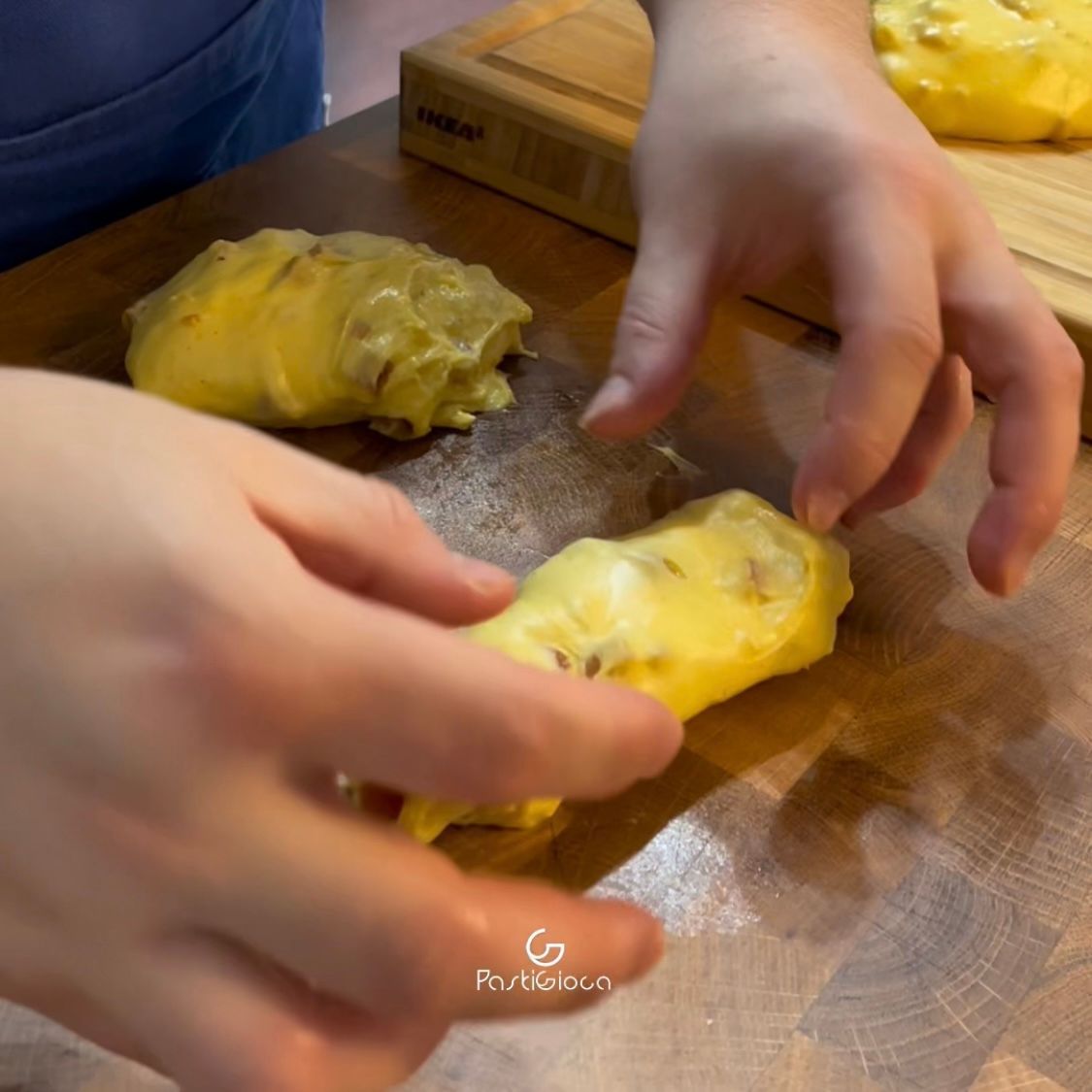 Una persona sta tagliando un pezzo di cibo su un tagliere