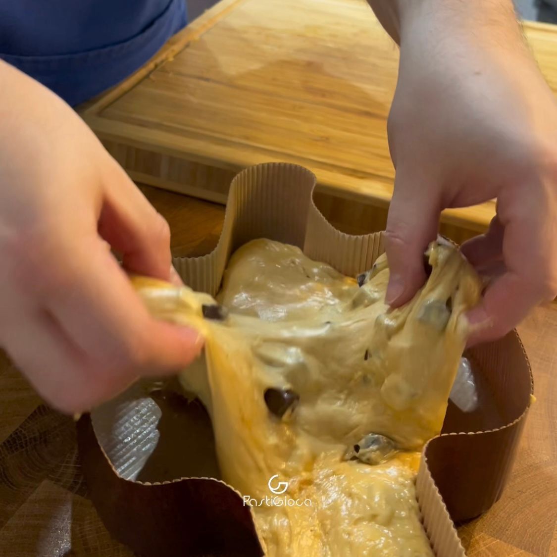 Una persona sta tirando fuori un pezzo di cibo da una scatola