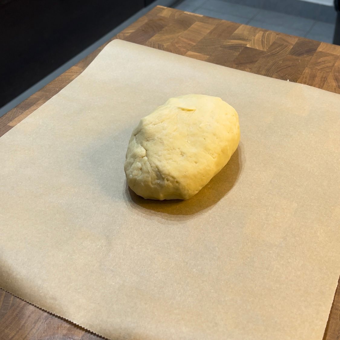 Un pezzo di pasta è appoggiato su un pezzo di carta marrone