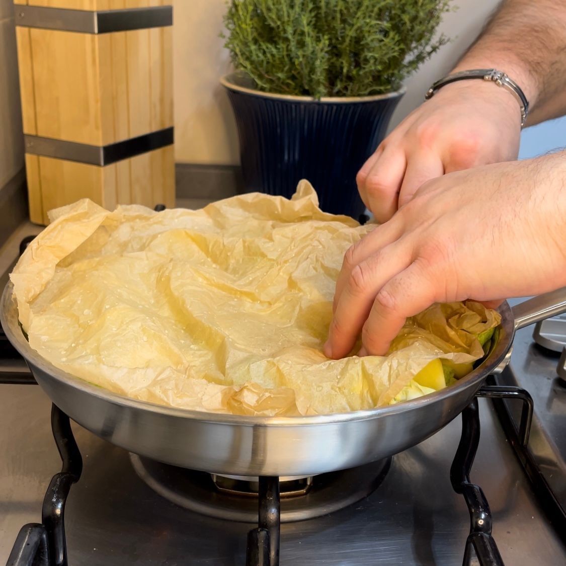 Una persona sta cucinando del cibo in una padella su un fornello