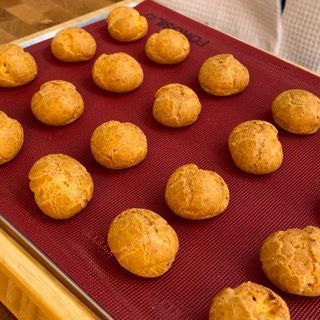 Un vassoio di pasta sfoglia su un tappetino rosso