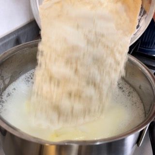 Farina versata tutta in una volta nel liquido bollente