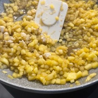 Una padella di cibo con una spatola dentro