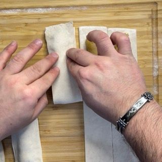 Una persona che indossa un braccialetto con la scritta