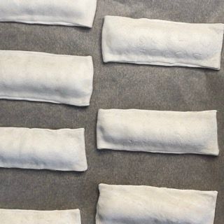 Un mucchio di panini sono allineati su un tavolo