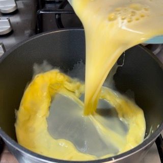 Le uova vengono versate in una pentola sul fornello