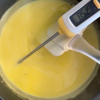 Un termometro viene utilizzato per misurare la temperatura di un liquido giallo