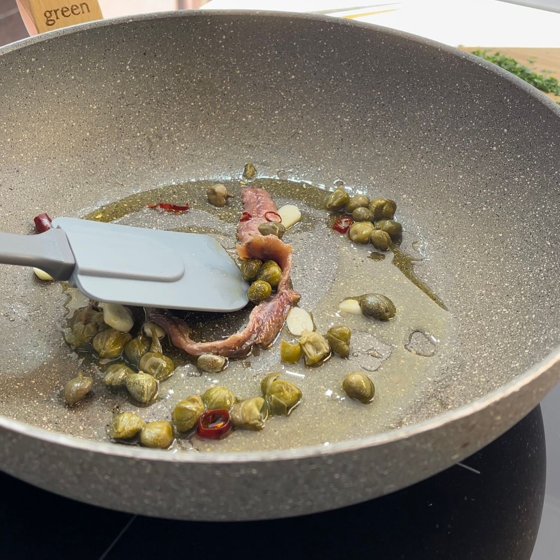 Si usa una spatola per mescolare il cibo in una padella.