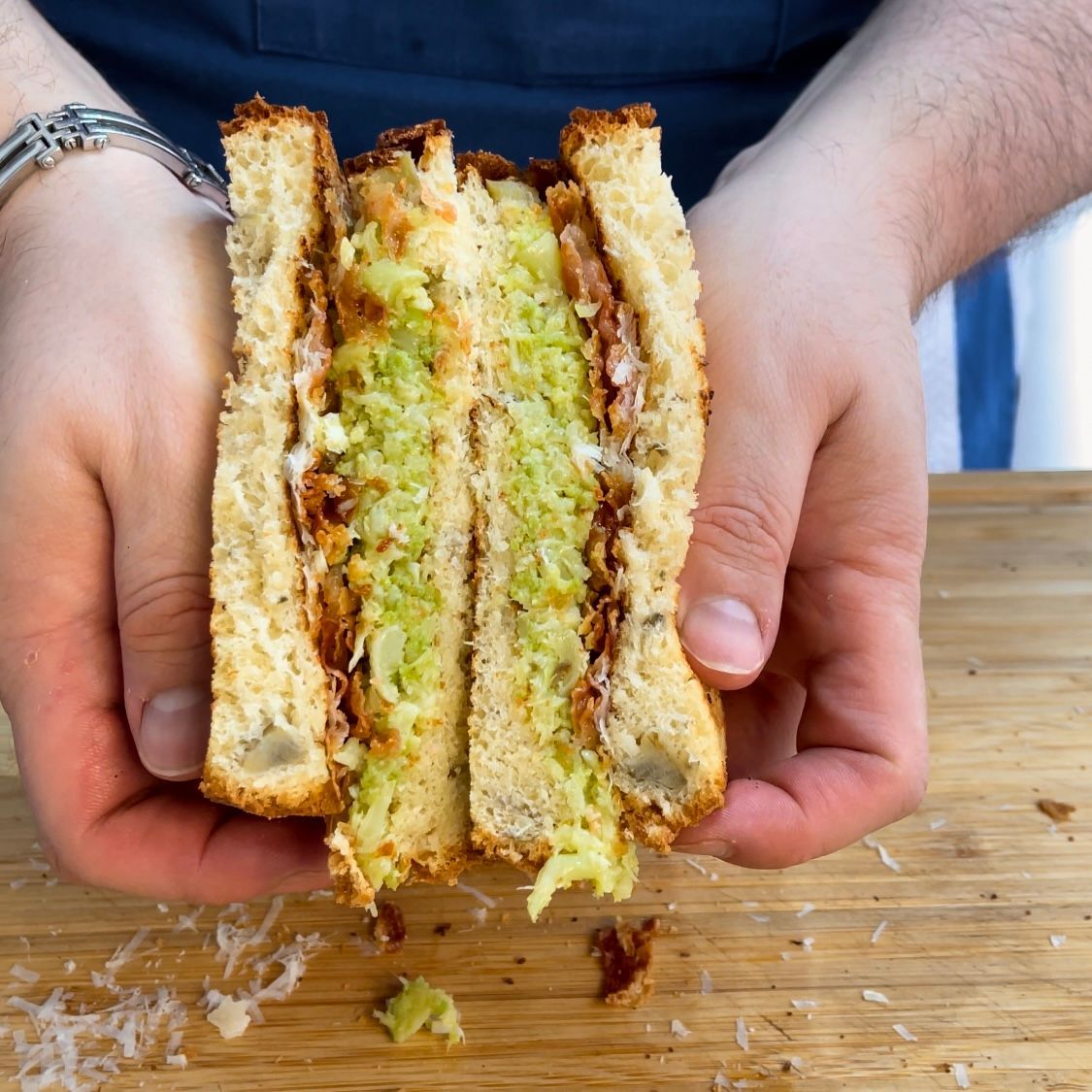 Una persona tiene un panino in mano