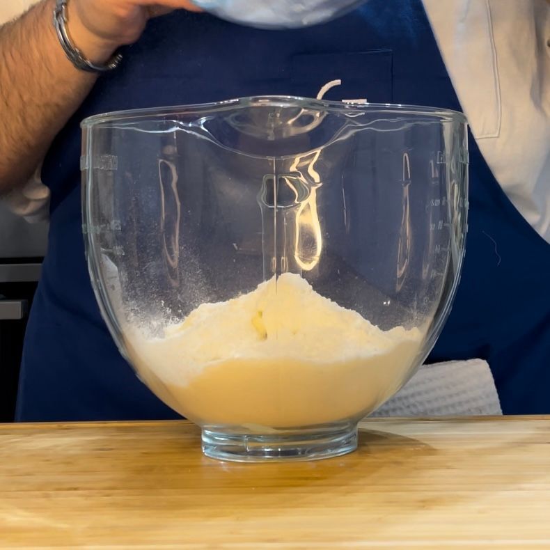 Una ciotola di vetro trasparente riempita con un liquido giallo