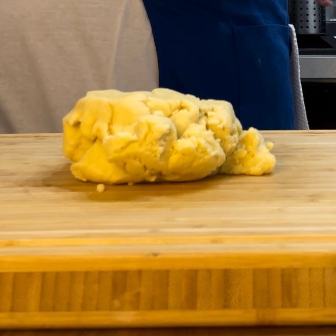 la pasta frolla è pronta su un tagliere