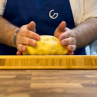 Impasto della frolla compatto e liscio lavorata a mano