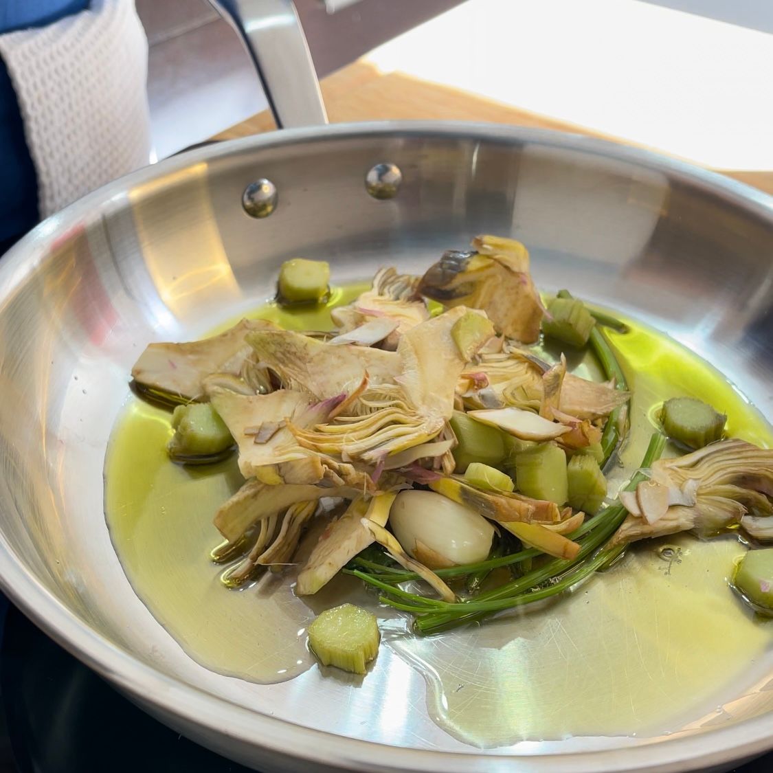 Una padella di acciaio inossidabile piena di carciofi e fagiolini