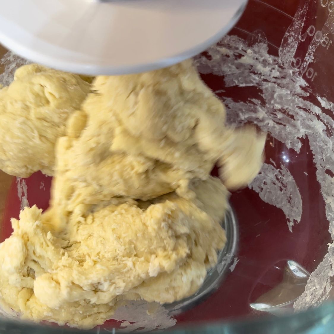 Un primo piano di un frullatore pieno di impasto