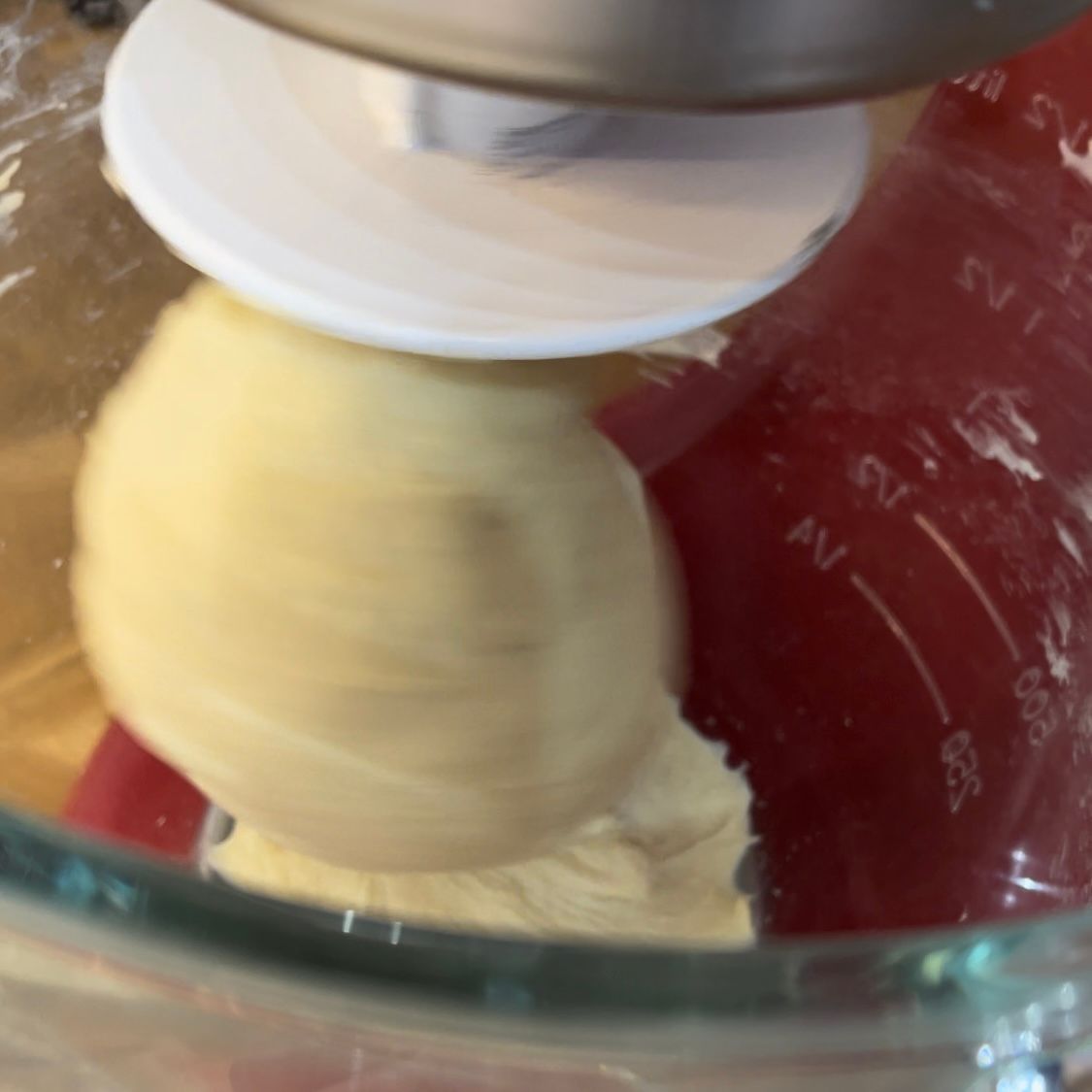 Una palla di pasta viene impastata in un'impastatrice.