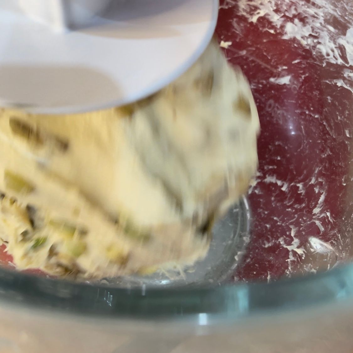 Un primo piano di un mixer che mescola qualcosa in una ciotola