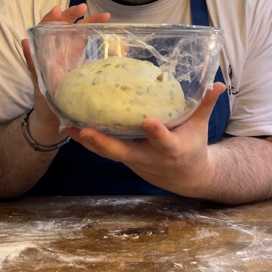 Una persona tiene in mano una ciotola di pasta