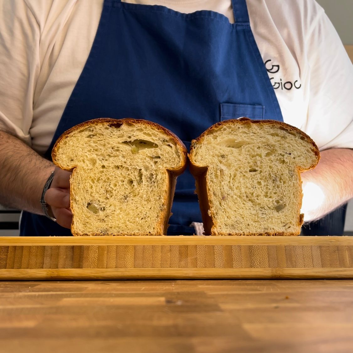 Due fette di pane sono su un tagliere di legno