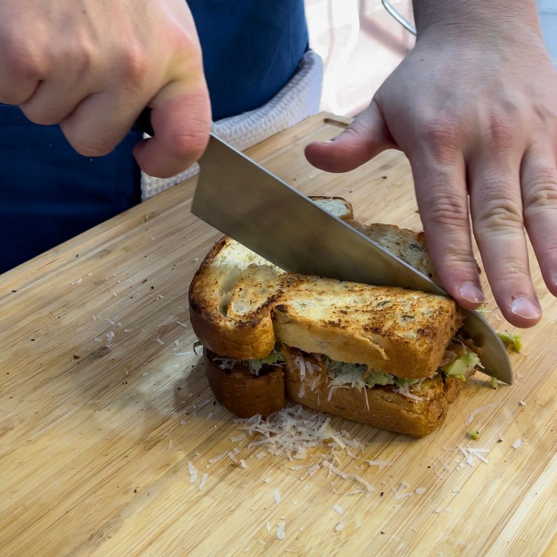 Una persona sta tagliando un panino su un tagliere