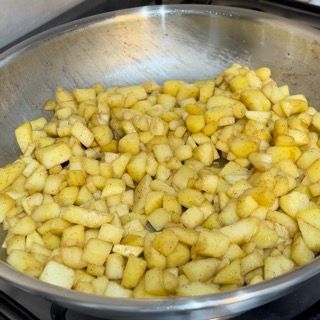 Una padella piena di mele tritate su un fornello