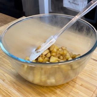 Una ciotola di cibo con una spatola dentro